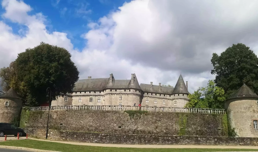 Le château de Pompadour vue de face.