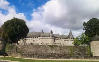 Le château de Pompadour vue de face.