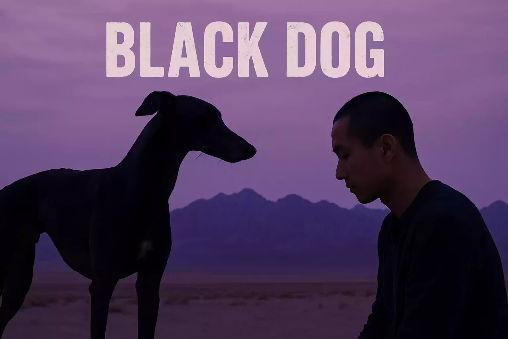 Black dog : un Whippet noir observe un jeune homme au crâne rasé, penché vers lui dans le désert au crépuscule, sous une lumière violette et silencieuse.