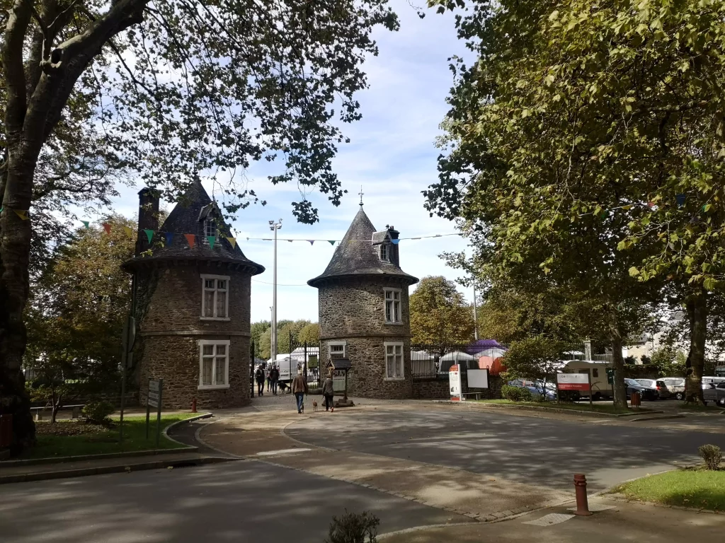 L'entrée du haras de Pompadour : deux pavillons en pierre sous les arbres le 1er jour de l’événement.