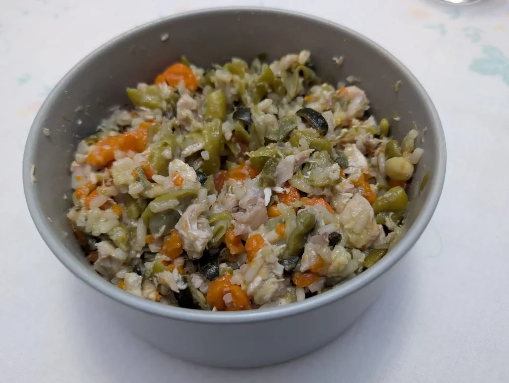 Une ration ménagère avec riz viande et légumes.