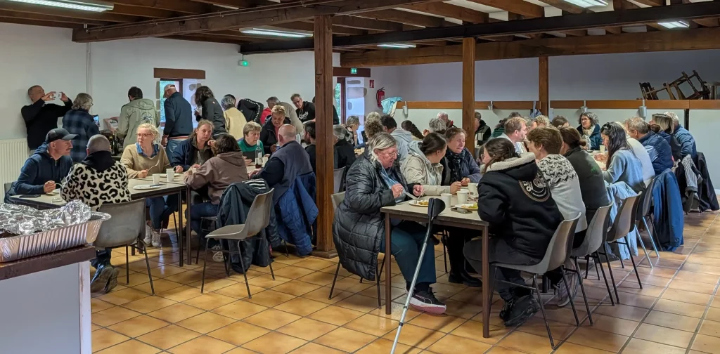 WD 2026 : l'apéro des régions entre passionnés de Whippets à l’auberge du plan d'eau de Vieure.