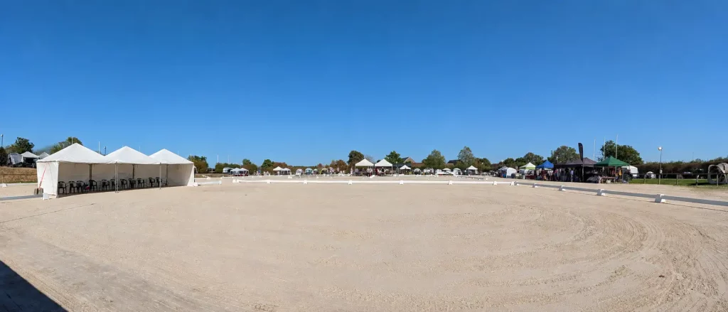 Vue panoramique du site du Lignières Lévriers Show 2026 avec rings, tentes et espaces d’exposition.