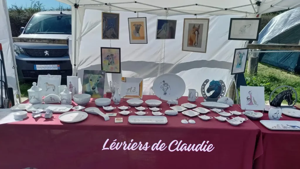 Le stand de Claudie, artiste peintre animalier, présentant pastels, acryliques et porcelaines.